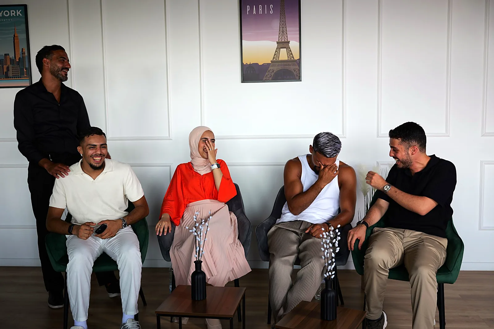 Un groupe d'apprenants et de l'équipe qui rit ensemble dans l'espace détente
