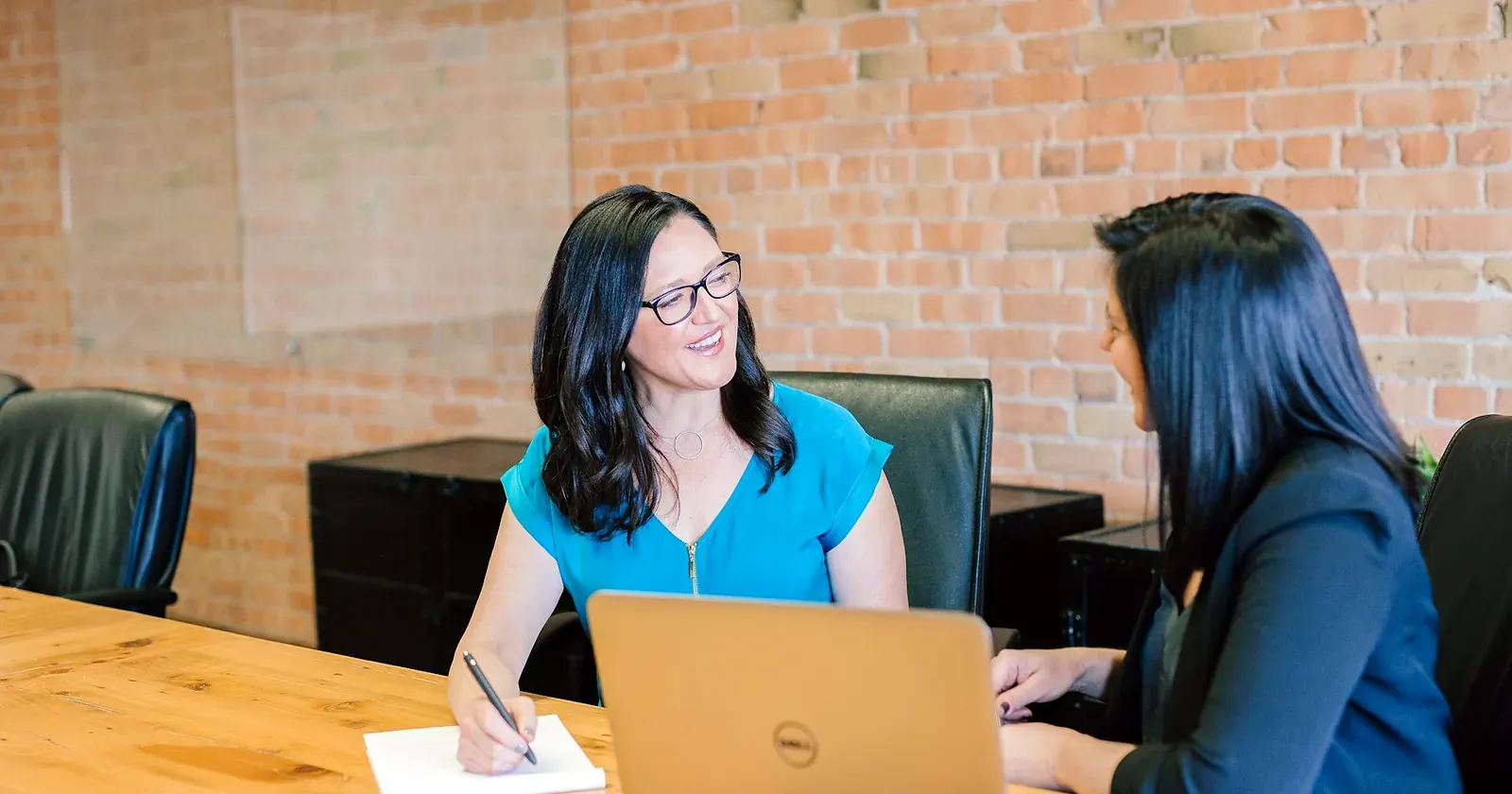 Un rendez-vous d'accompagnement entre deux femmes devant un ordinateur