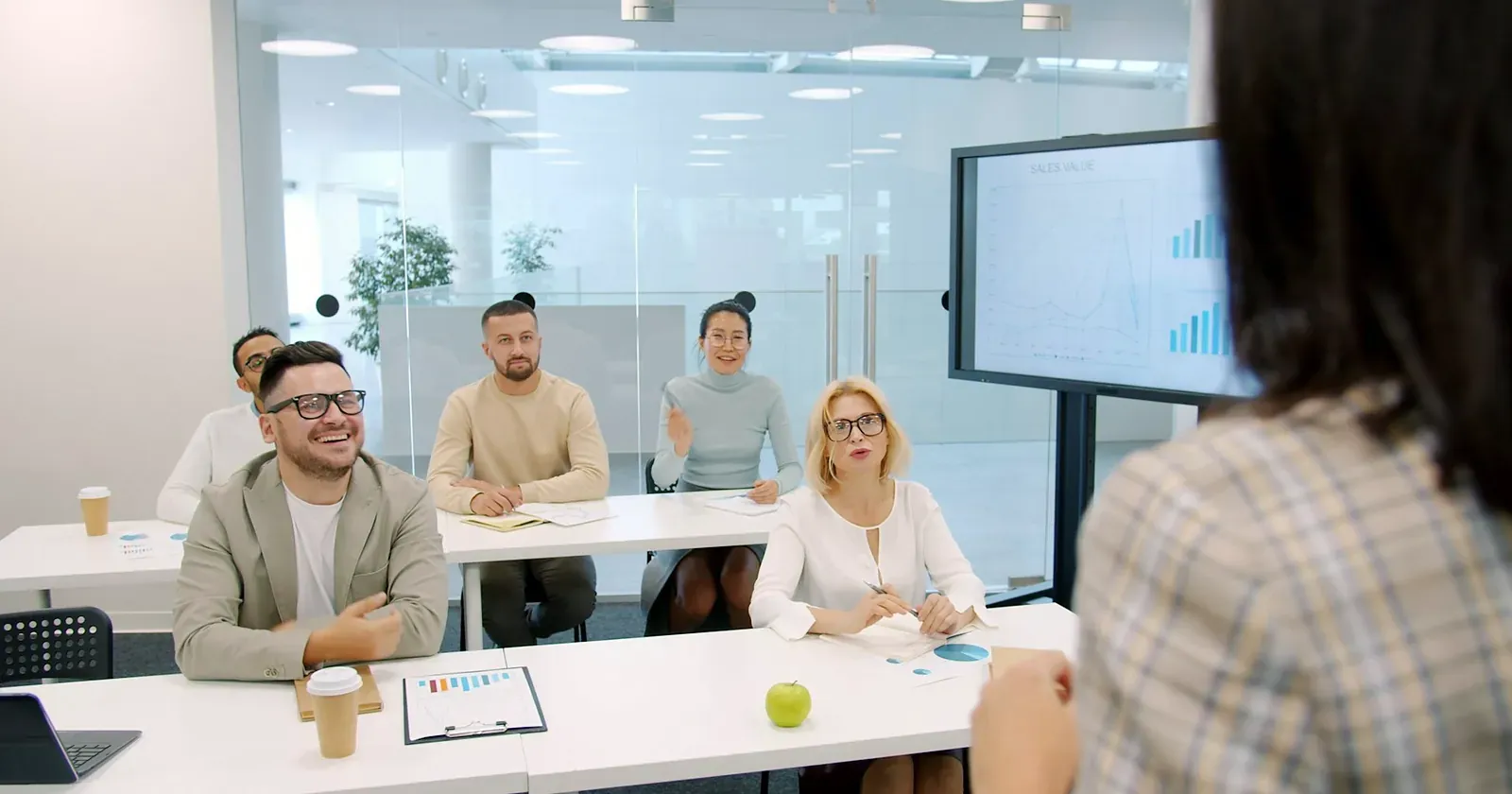 Séance de formation en salle lumineuse avec un groupe de participants